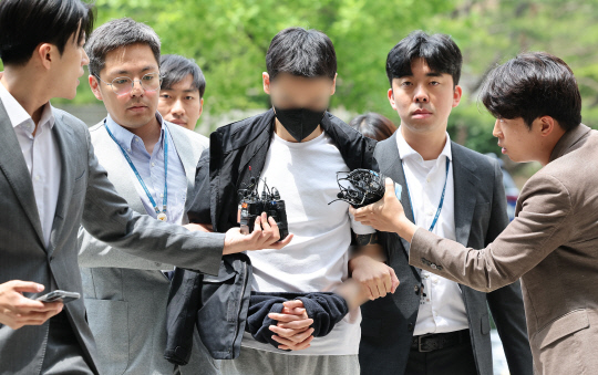 국가지정문화재인 경복궁 담장에 낙서하게 시킨 30대 남성이 25일 구속 전 피의자 심문(영장실질심사)를 위해 서울 서초구 서울중앙지방법원에 출석하고 있다.   [연합뉴스]